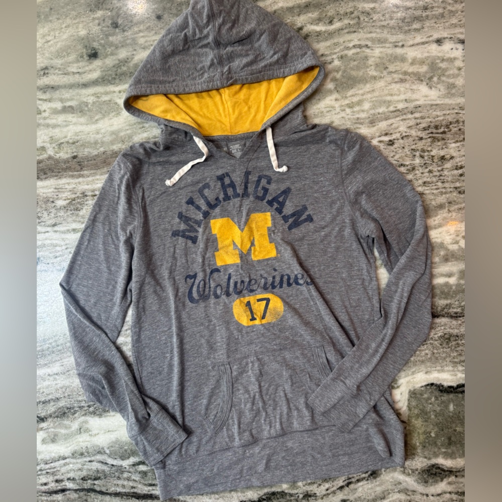 Michigan University long sleeve hoodie pullover women’s size large EUC